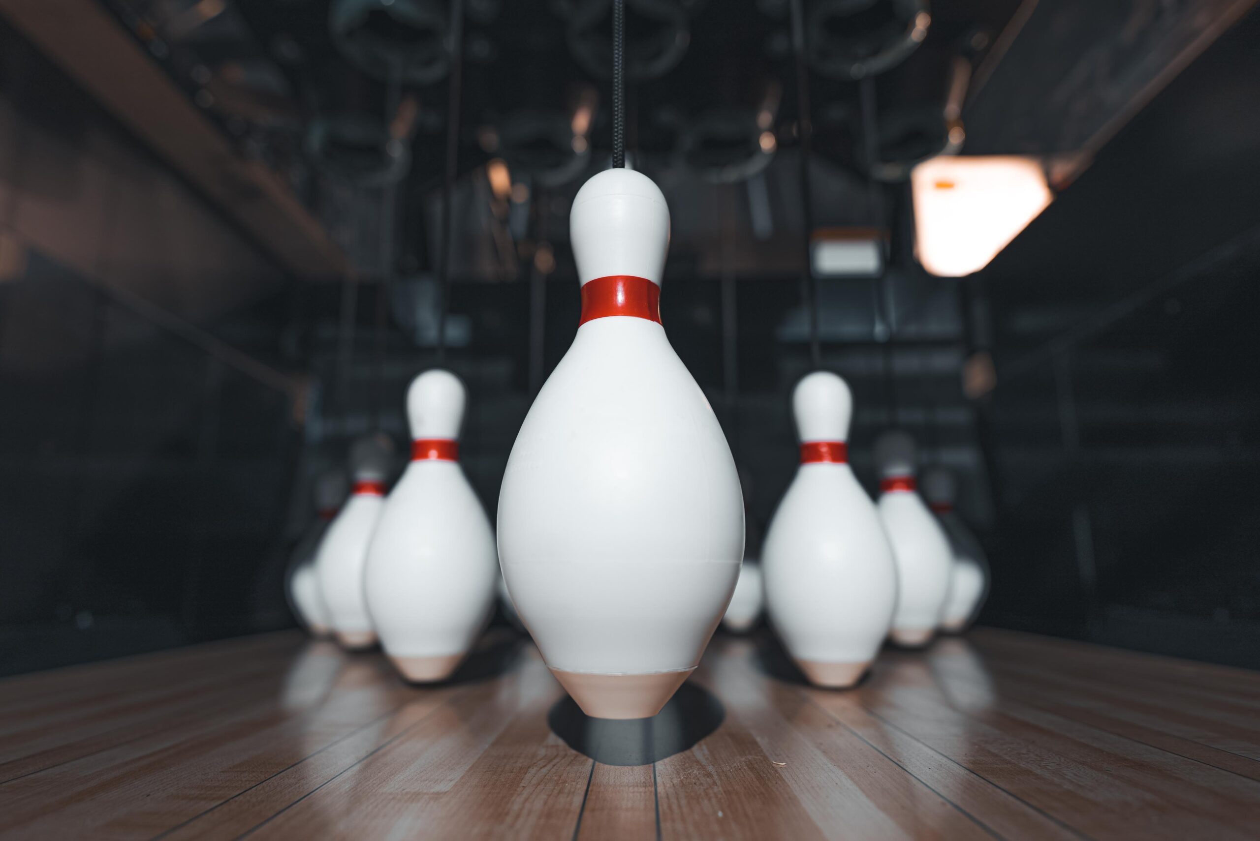 Bilde av Duckpin pins på bowlingbane.