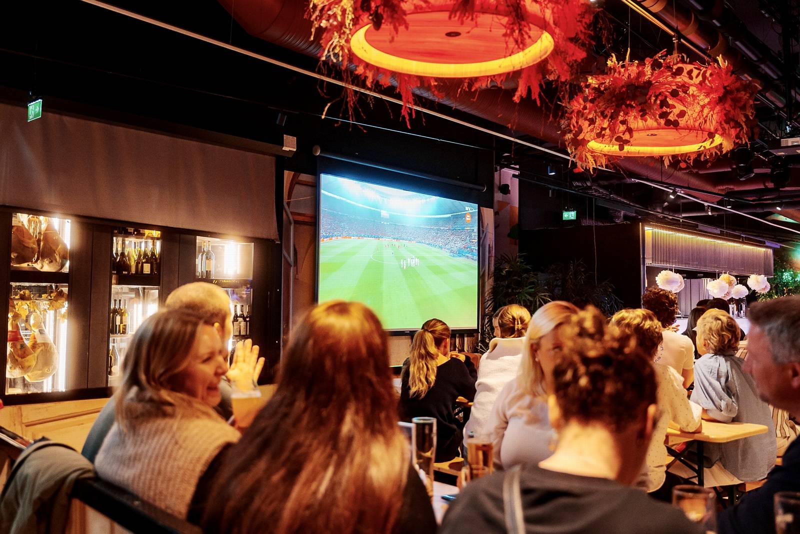 Mange personer som er på fotballkamp på et lerret.