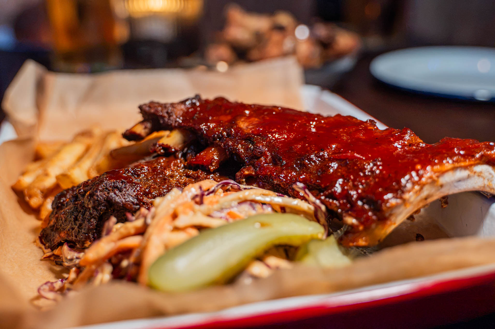 Bilde av spareribs med pommes frites og coleslaw på Billy Bobs.
