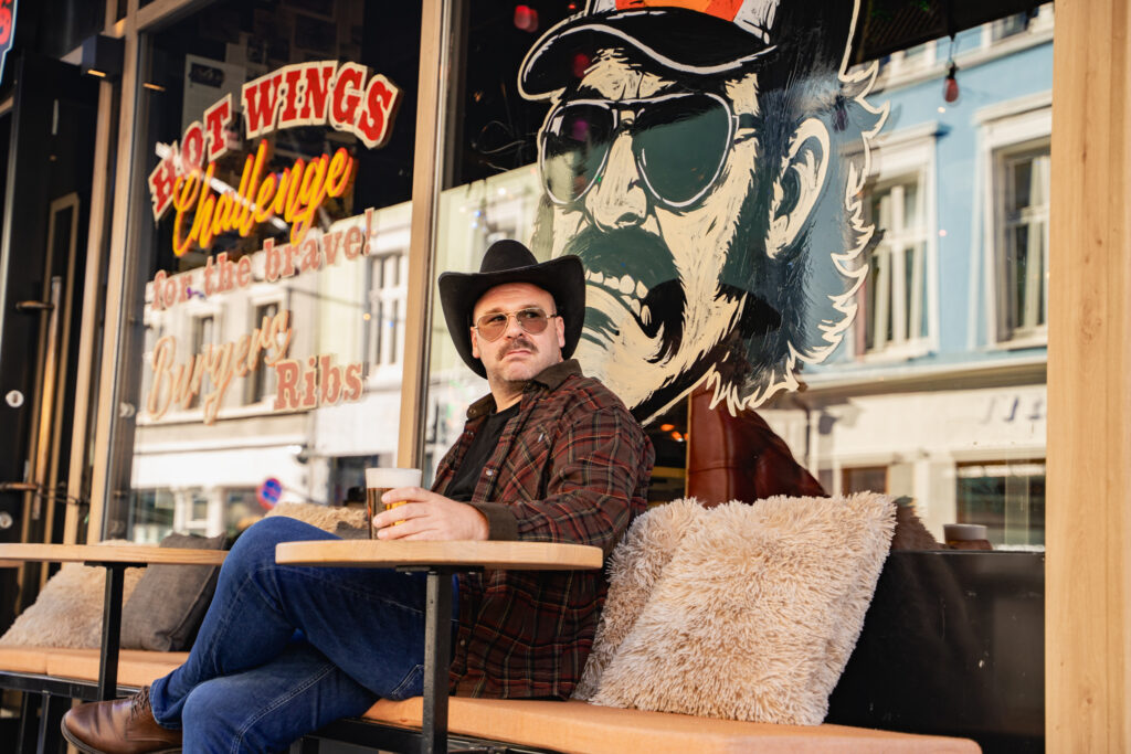 Bilde av en mann med cowboyhatt utenfor Billy Bob's.