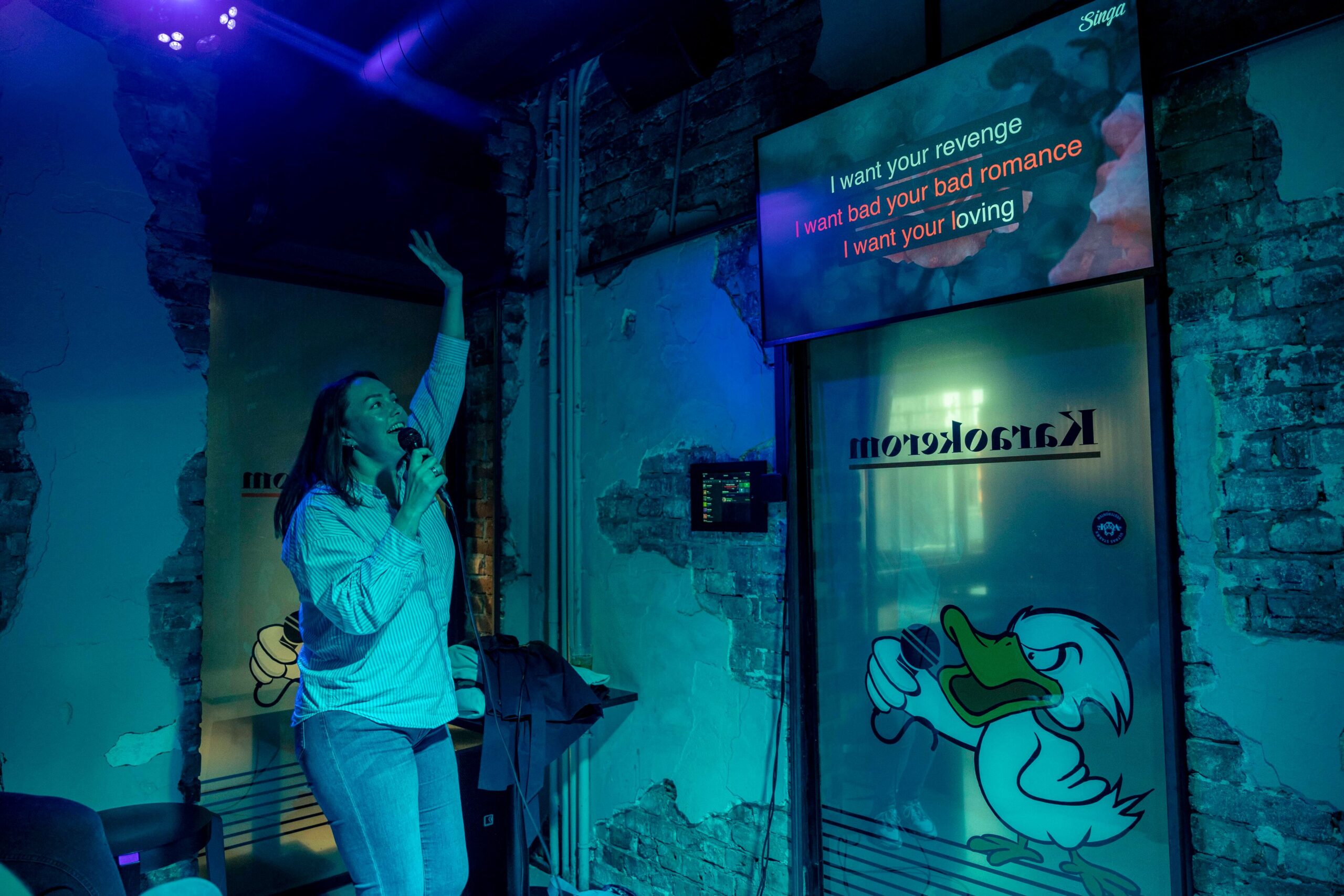 Kvinne som synger karaoke.