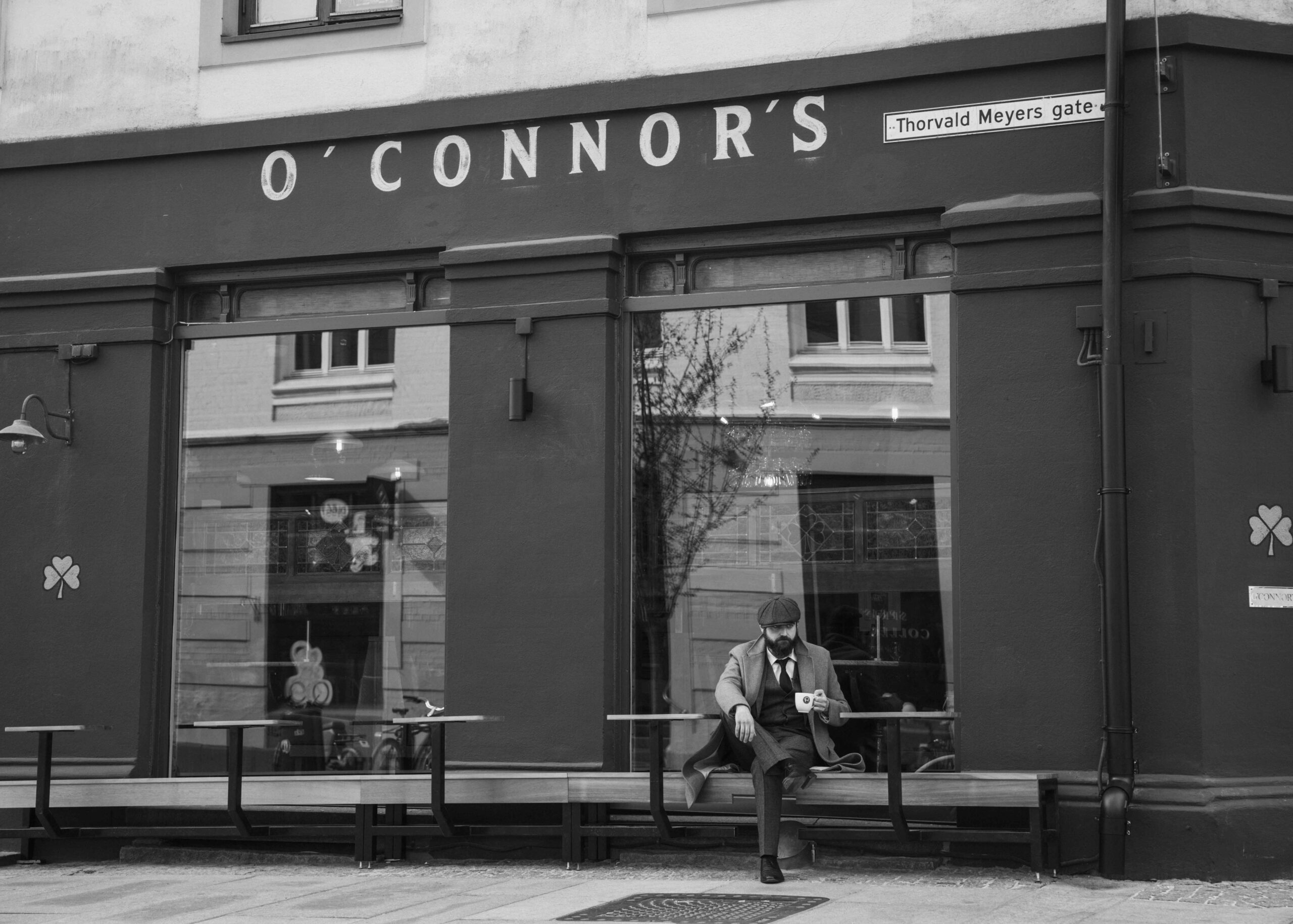 En mann som sitter foran O'Connor's Irish Pub Oslo